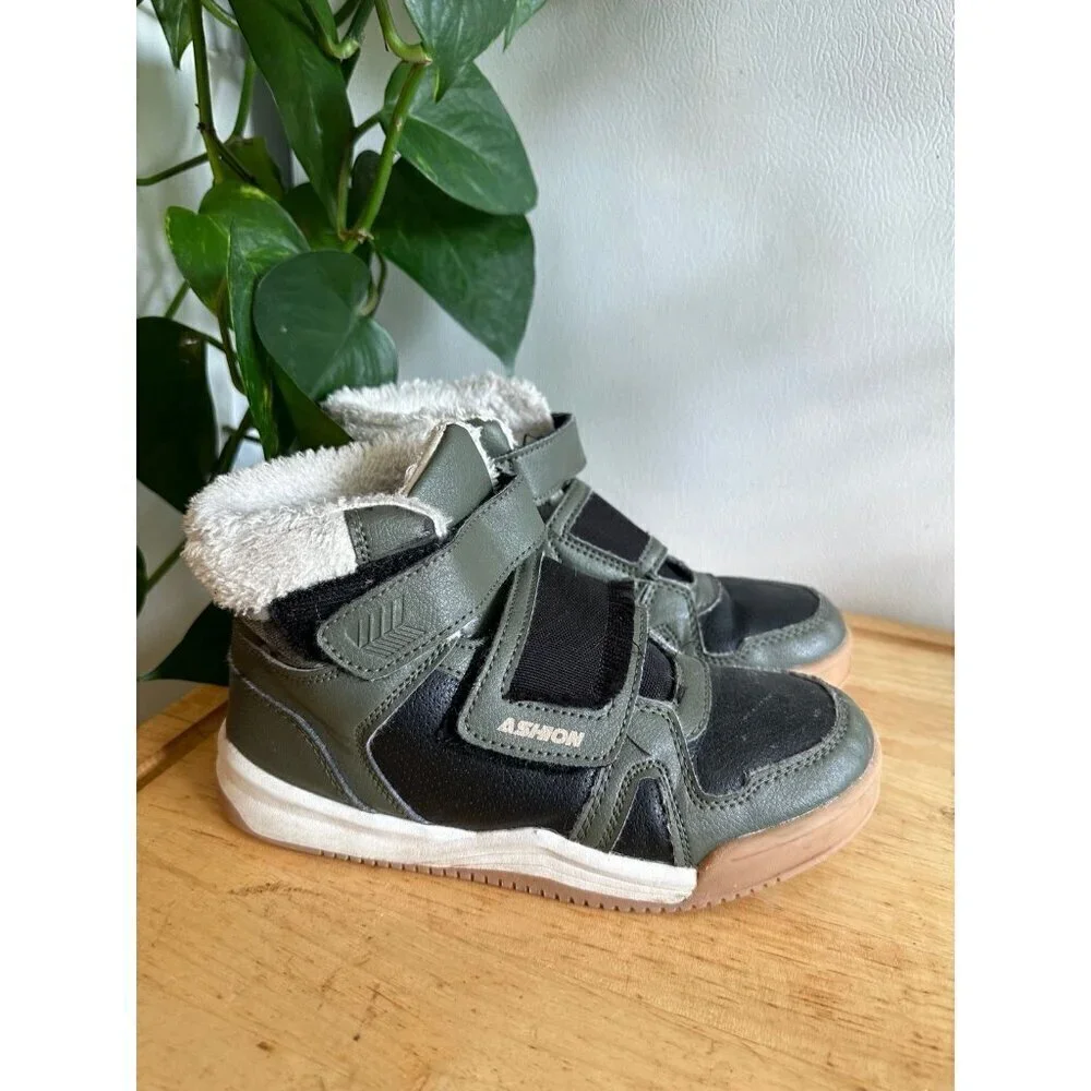 Kid’s size 2.5 fashion sneakers